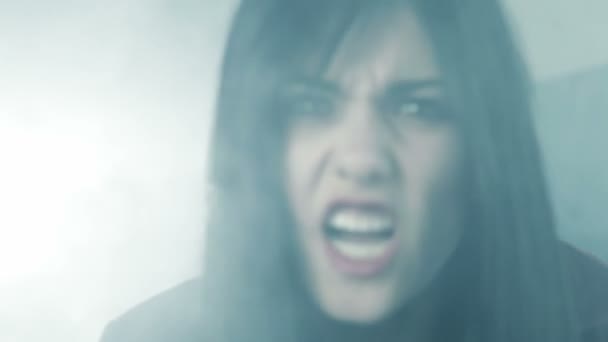 Bella Donna Zombie Attaccare Fotocamera Forte Cercando Furioso Nella Nebbia — Video Stock