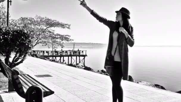 Hermosa Mujer Tomando Selfie Frente Lago Retrato Blanco Negro — Vídeo de stock