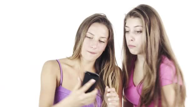 Meninas Engraçadas Fazendo Caras Loucas Tirando Fotos Com Telefone Celular — Vídeo de Stock