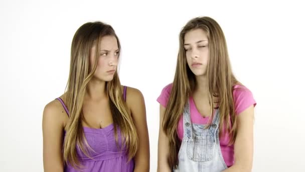 Duas Garotas Zangadas Uma Com Outra Não Falando Olhando — Vídeo de Stock