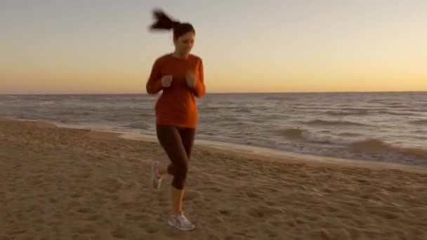 Šťastná Mladá Žena Jogging Pláži Přední Části Oceánu Západem Slunce — Stock video