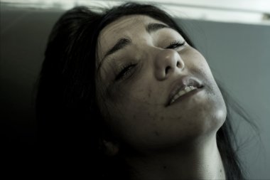 Kocası aile içi şiddet closeup tarafından vurulduktan sonra ağlayan kadın