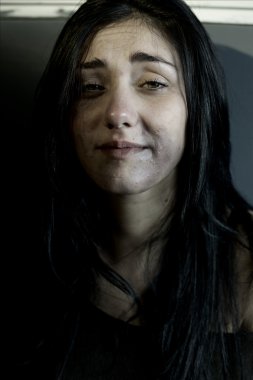 Kocası aile içi şiddet tarafından vurulduktan sonra ağlayan kadın