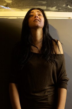 Şiddet sonra çürük ile yalnız duygu ağlayan kadın