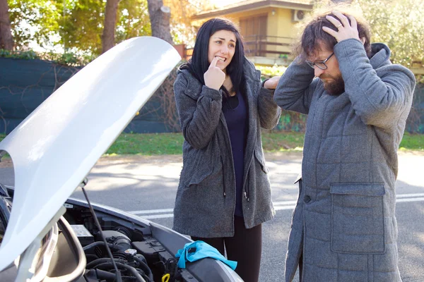 Man angry with wife having broken car engine — Stock Photo, Image