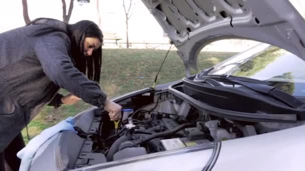 Frau Kann Kaputten Motor Nicht Reparieren Und Fühlt Sich Traurig — Stockvideo