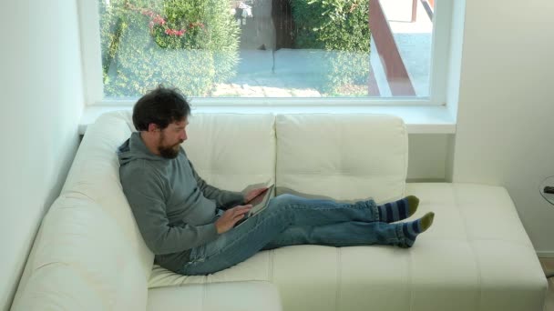Homem Feliz Relaxando Casa Sofá Brincando Com Tablet — Vídeo de Stock