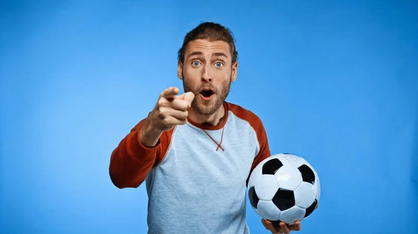 Tifoso Calcio Sorpreso Tenendo Palla Puntando Con Dito Sul Blu — Foto Stock