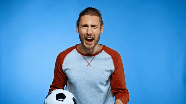 サッカーファンはボールを持って青い声で叫び — ストック写真