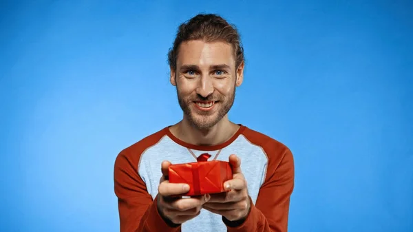 Heureux Homme Barbu Tenant Présent Enveloppé Sur Bleu — Photo