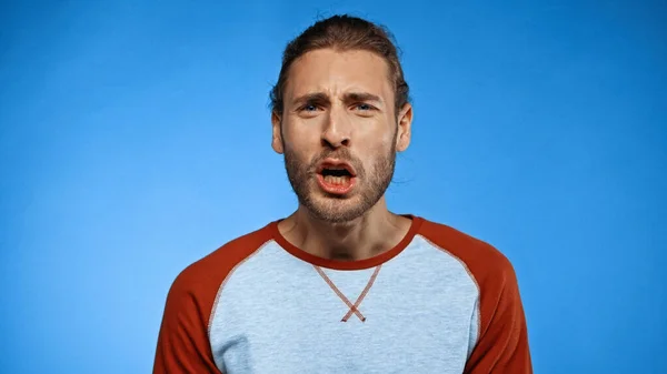 Shocked Bearded Man Looking Camera Blue — Stock Photo, Image