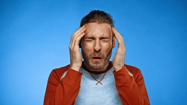 Jeune Homme Dégoûté Avec Les Yeux Fermés Sur Bleu — Photo