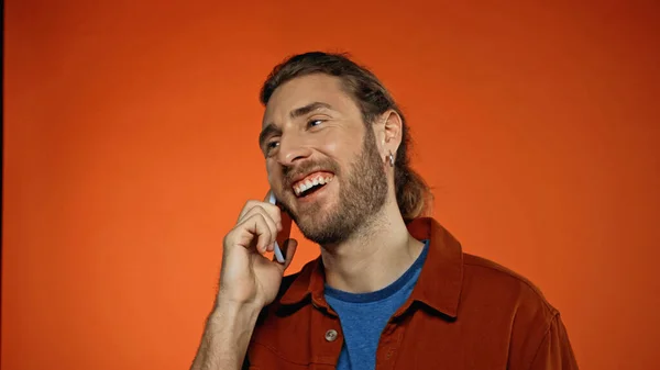 Jovem Alegre Falando Telefone Celular Laranja — Fotografia de Stock