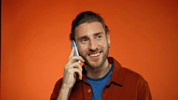 Jovem Feliz Falando Telefone Celular Laranja — Fotografia de Stock