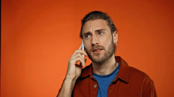 Bearded Young Man Talking Mobile Phone Orange — Stock Photo, Image
