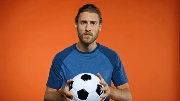 Futebol Camiseta Azul Segurando Bola Futebol Laranja — Fotografia de Stock