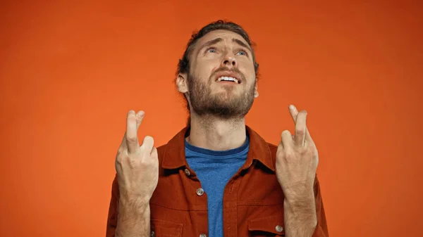 Bearded Young Man Crossed Fingers Looking Orange — Stock Photo, Image