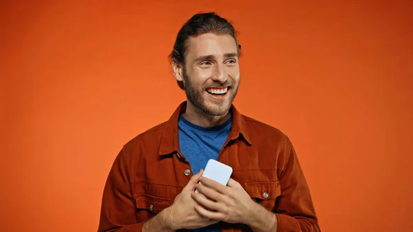 Homem Barbudo Feliz Segurando Telefone Celular Fundo Laranja — Fotografia de Stock