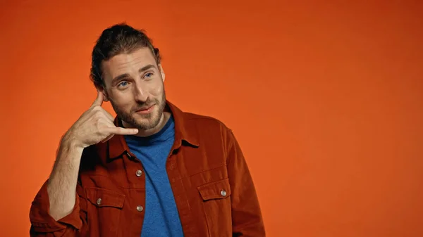 Jong Baard Man Laten Zien Noem Gebaar Oranje — Stockfoto