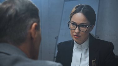 Sigorta acentesi ofisteki bulanık ön planda meslektaşıyla konuşuyor. 