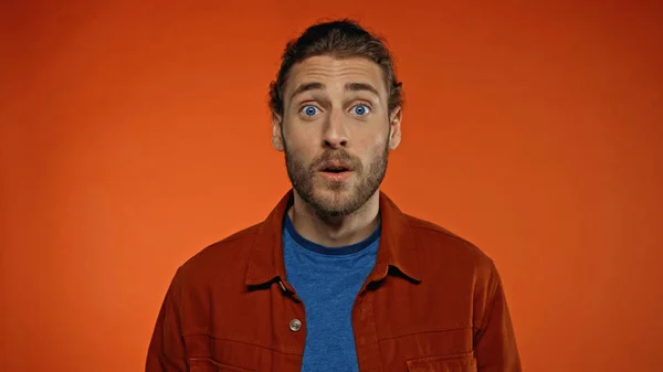 Shocked Bearded Man Shirt Looking Camera Orange — Stock Photo, Image