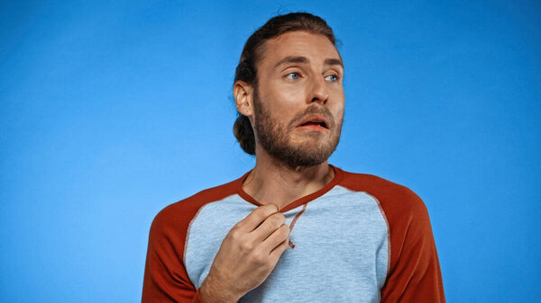 потеющий человек чувствует себя горячим на голубом фоне 