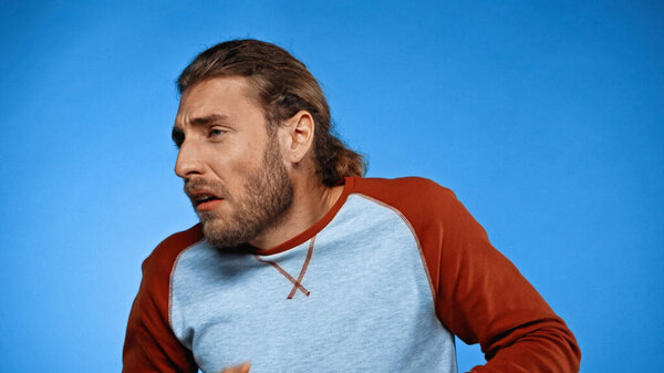 молодой бородатый мужчина почувствовал ужасный запах синего