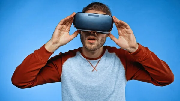 Mann Virtual Reality Headset Auf Blauem Grund Überrascht — Stockfoto