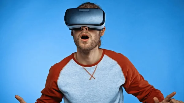 Schockierter Junger Mann Virtual Reality Headset Auf Blauem Grund — Stockfoto