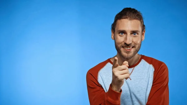 Uomo Gioioso Che Punta Con Dito Sul Blu — Foto Stock