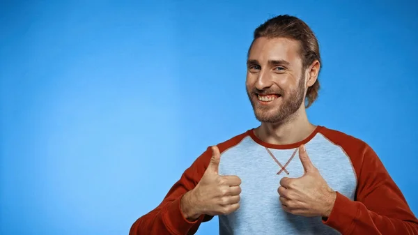 Alegre Hombre Sonriendo Mostrando Los Pulgares Hacia Arriba Azul — Foto de Stock