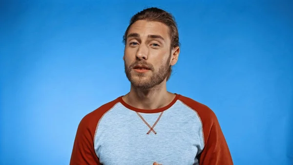 Young Bearded Man Looking Camera Blue Background Copy Space — Stock Photo, Image