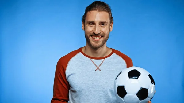 Sonriente Fanático Del Fútbol Sosteniendo Pelota Fútbol Azul — Foto de Stock