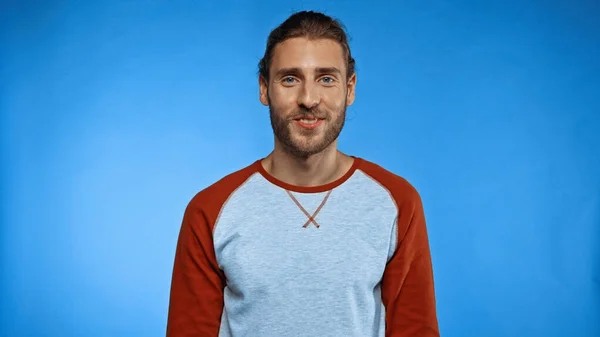 Jeune Homme Souriant Regardant Caméra Sur Bleu — Photo