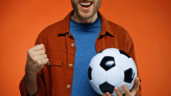 Обрезанный Вид Счастливого Футбольного Болельщика Держащего Футбольный Мяч Синем — стоковое фото