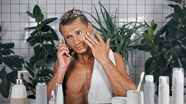Bärtiger Mann Spricht Auf Smartphone Badezimmer Der Nähe Von Pflanzen — Stockfoto