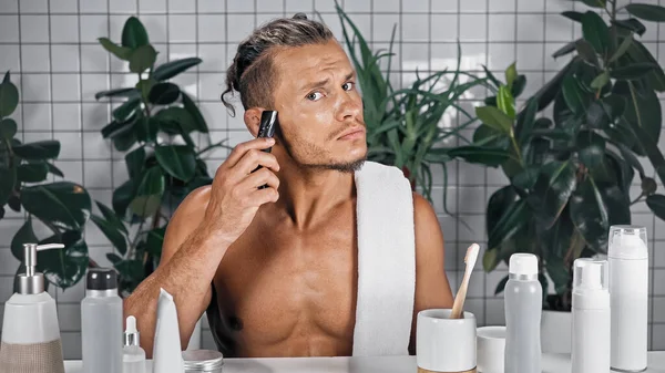 Hemdloser Mann Mit Rasiermesser Badezimmer Der Nähe Von Flaschen Und — Stockfoto