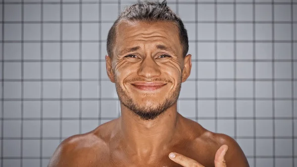 Hombre Barbudo Sonriendo Mirando Cámara Baño —  Fotos de Stock