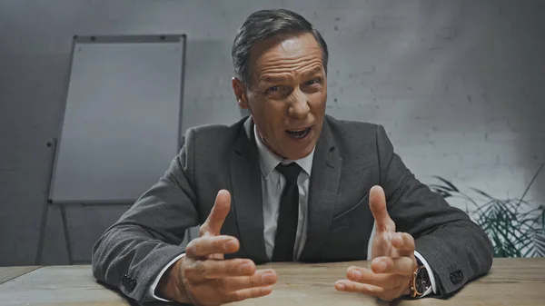 Angry Insurance Agent Looking Camera Table Office — Stock Photo, Image