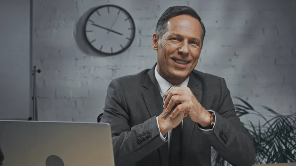 Sorrindo Agente Seguros Olhando Para Câmera Perto Laptop Escritório — Fotografia de Stock