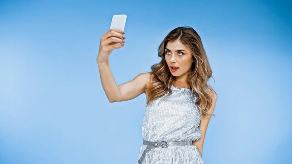 Dalgalı Saçlı Kadın Mavi Üzerine Selfie Çekiyor — Stok fotoğraf