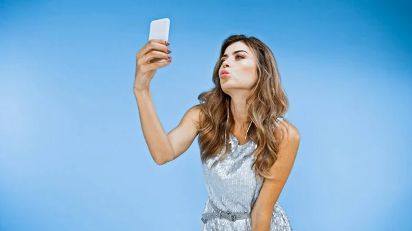 Woman Blowing Kiss While Taking Selfie Blue — Stock Photo, Image