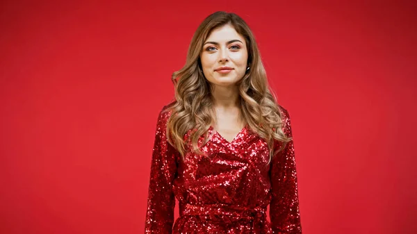 Elegante Vrouw Glanzende Jurk Zoek Naar Camera Geïsoleerd Rood — Stockfoto