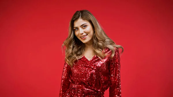 Mulher Positiva Vestido Brilhante Olhando Para Câmera Isolada Vermelho — Fotografia de Stock