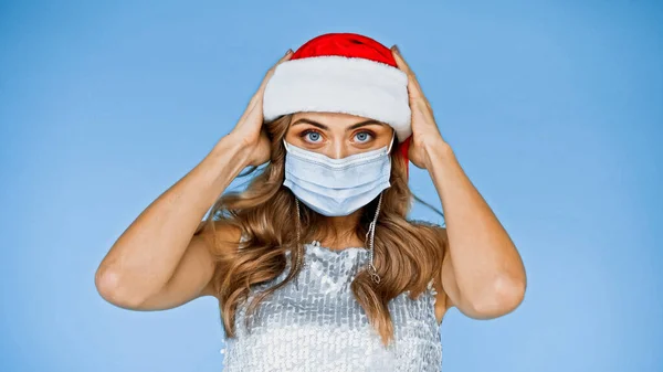 Wanita Dengan Rambut Bergelombang Masker Medis Mengenakan Topi Santa Terisolasi — Stok Foto