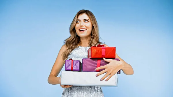 Mujer Feliz Con Pelo Rizado Sosteniendo Regalos Envueltos Azul —  Fotos de Stock