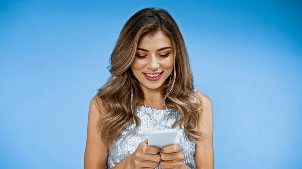 Donna Gioiosa Con Capelli Ricci Che Scrivono Smartphone Blu — Foto Stock