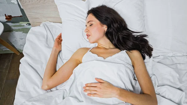 Overhead View Brunette Woman Sleeping White Bedding — Stock Photo, Image