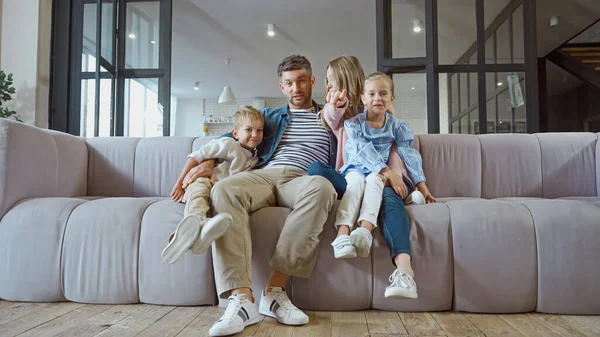 Kvinna Pekar Med Fingret Nära Barn Och Make Soffan — Stockfoto