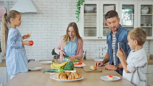 Family Smartphone Food Standing Table Kitchen — Stock Photo, Image